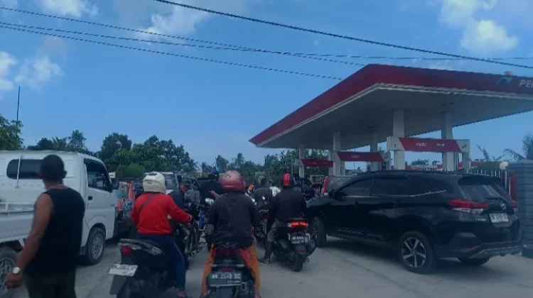 Antre BBM di SPBU Sinar Jaya Sungailiat Bangka