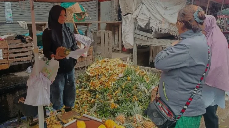 Permintaan Nanas Meningkat jelang Lebaran di Pasar Kite Sungailiat