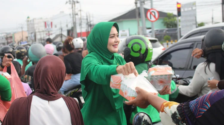 Persit KCK Koorcab Rem 045 PD II/Sriwijaya Berbagi Takjil