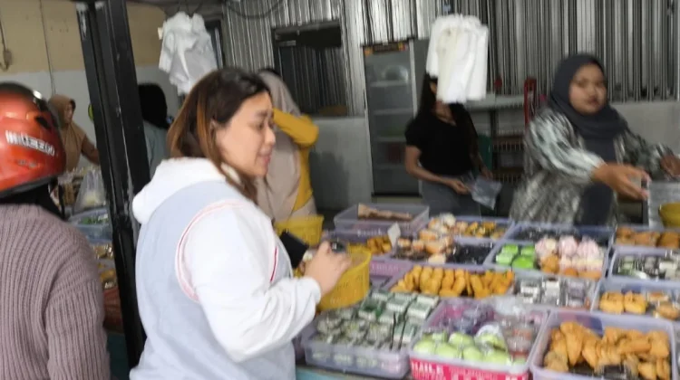 Tradisi Berburu Takjil Warnai Ramadan