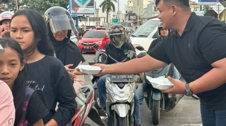 Komunitas R15CI Bangka Bagikan Takjil Buka Puasa kepada Masyarakat