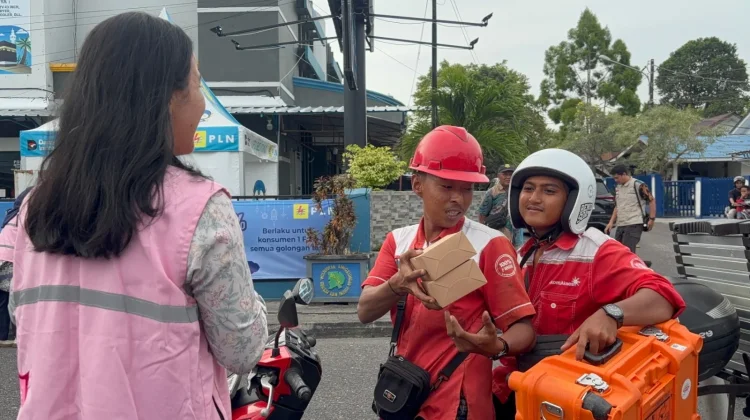 YBM PLN Bagikan Takjil ke Jamaah Masjid hingga Pengendara