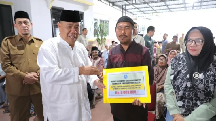 Safari Ramadan Gubernur,  Masyarakat Bangka Tengah Terima Bantuan Sosial