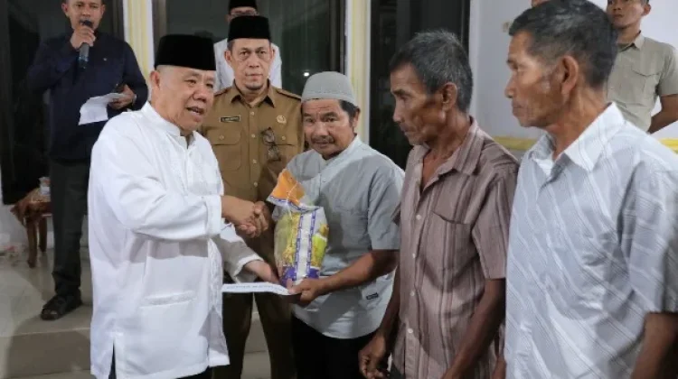 Safari Ramadan Gubernur,  Masyarakat Bangka Tengah Terima Bantuan Sosial