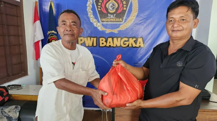 Menjelang Idulfitri, PWI Bangka bagi Sembako untuk Wartawan