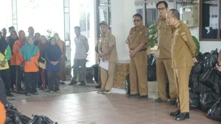 Pemkab Bateng Salurkan Bingkisan Lebaran untuk 150 Petugas Kebersihan