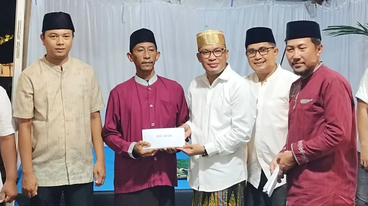 Wabup Syamsir Serahkan Bantuan di Penutupan Safari Ramadan