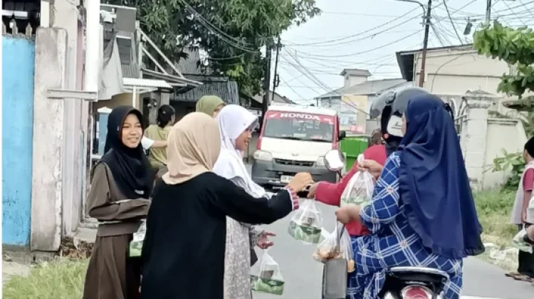 SDN 6 Sungailiat Bagikan 150 Paket Takjil di Nelayan 2