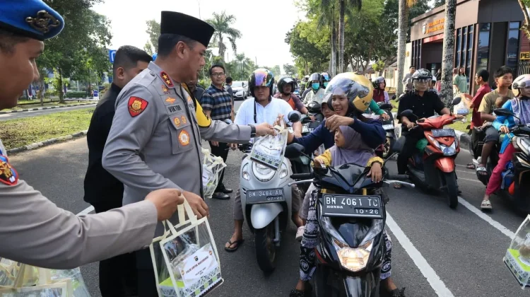 HUT ke-23, Polda Babel Bagikan 1.300 Paket Takjil