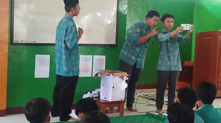 Pasangan Amsyar-Asyraf Jabat Ketua-Wakil OSIM MTs Bahrul Ulum Sungailiat
