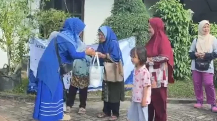 Puluhan Kaum Dhuafa Sungailiat Terima Sembako Arminareka Bangka