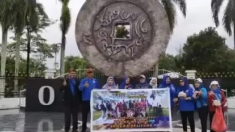 Komunitas Urang Melayu Babel Berbagi Takjil meski Hujan
