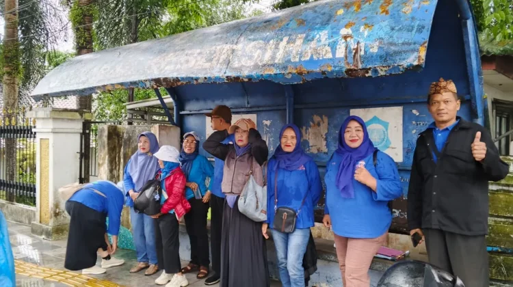 Komunitas Urang Melayu Babel Berbagi Takjil meski Hujan