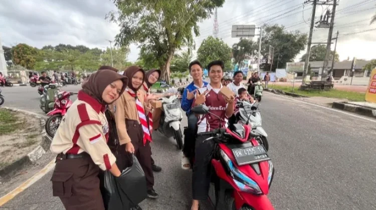 Kalangan Muda Bagikan Takjil di Koba Bangka Tengah