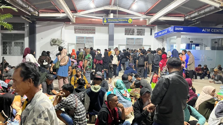 Pemudik Masih Padati Pelabuhan Tanjung Kalian hingga Malam