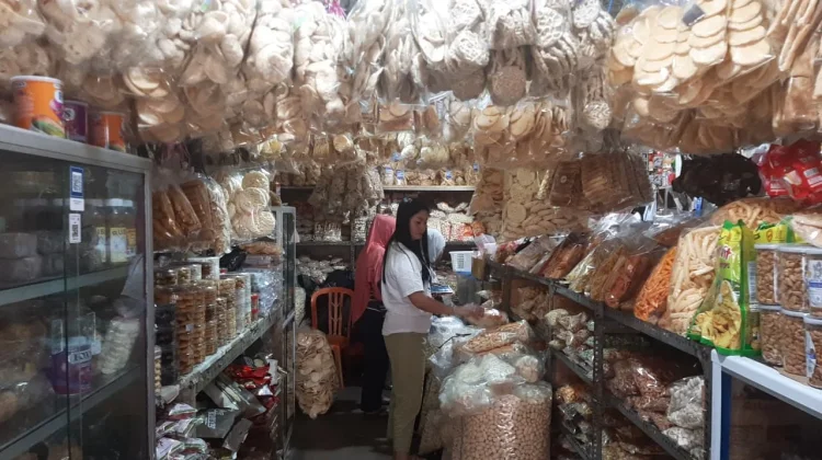 Toko Snack Olahan Laut di Sungailiat Diburu Pemudik