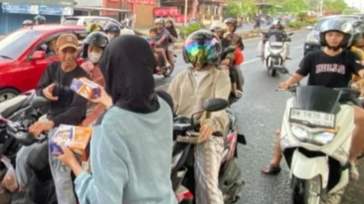 Remaja GenRe Bangka Berbagi Takjil di Bulan Ramadan