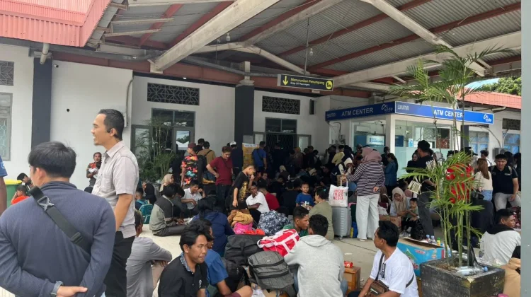 Penumpukan Pemudik Penumpang di Tanjung Kalian akibat Tiket Tidak Sesuai Jadwal