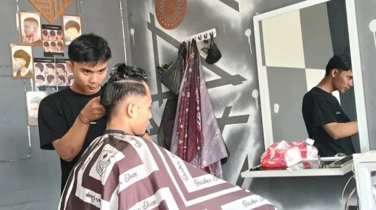 Mahasiswa Inpalas Bangka Nyambi Kelola Babershop