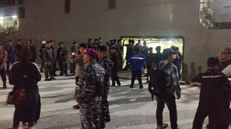KRI Semarang Tiba di Belitung Bawa 440 Pemudik dari Jakarta