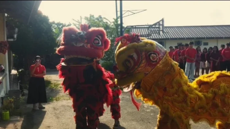 Barongsai Meriahkan Bukber SMP Plus Setia Budi Sambut Libur Lebaran