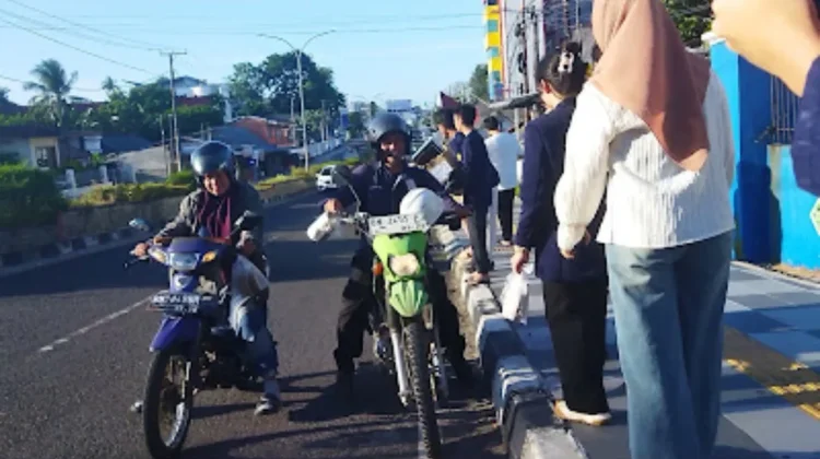 Berbagi Takjil Warnai Bukber SMP Plus Setia Budi jelang Libur Lebaran