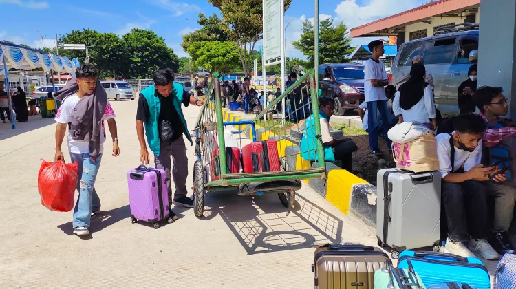 Pendapat Porter di Pelabuhan Tanjung Kalian Meningkat pada Momen Mudik Lebaran