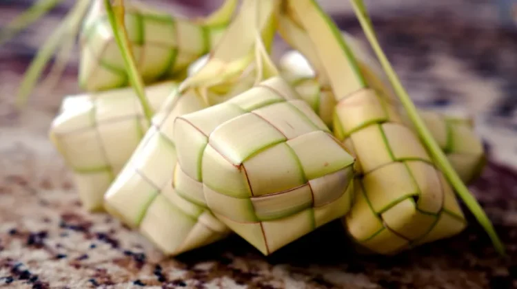 Ragam Cara Masyarakat Menyediakan Ketupat Sambut Idulfitri