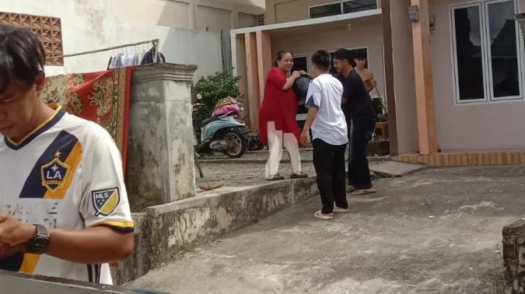Masjid Al-Hadi Perumahan Graha Arwana Salurkan Zakat Fitrah