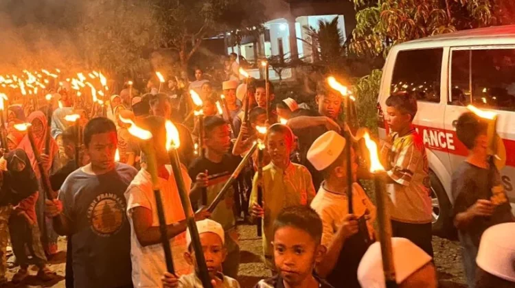 Pawai Obor Desa Zed Meriah Disambut Antusias Warga