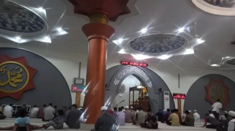 Sambut 1 Syawal, Gema Takbir  Berkumandang di Masjid Agung Sungailiat