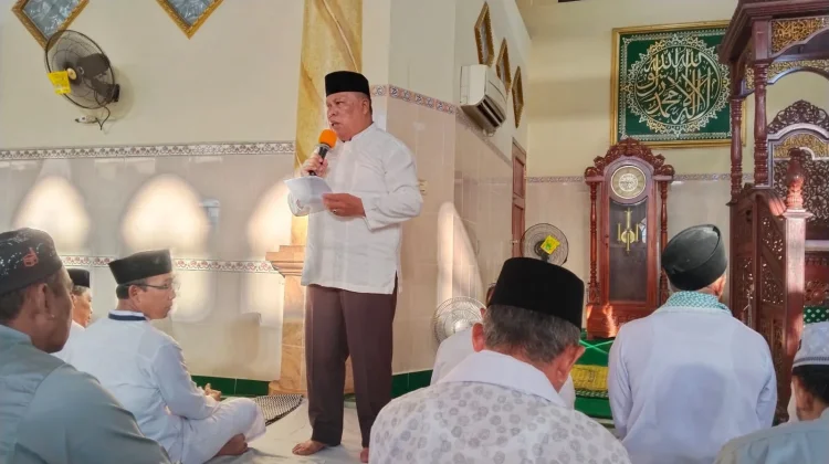Wakil Bupati Beltim Salat Ied Bersama Warga di Masjid Agung Darussalam