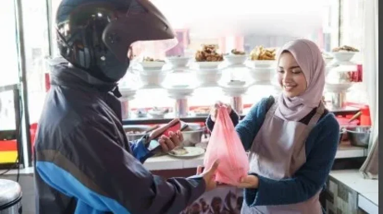 Tenaga Operasional Pilih Belanja Online di Lebaran Ketiga