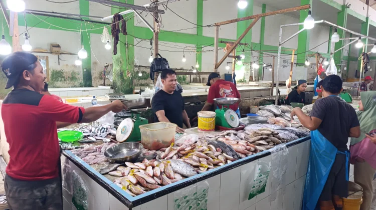 Aktivitas Pasar Lipat Kajang Manggar Mulai Ramai Pasca Lebaran