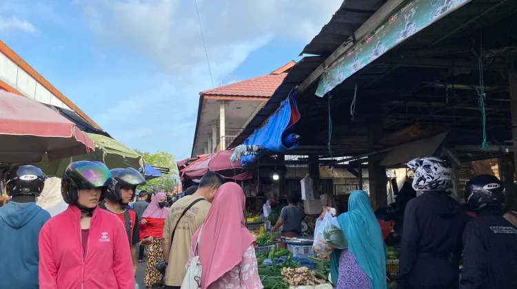 Pasca-Lebaran Aktivitas Pedagang Sayur Pasar Kite Sungailiat Mulai Padat