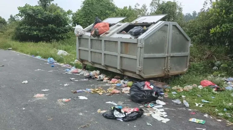 Halo RRI: Warga Beltim Keluhkan Sampah Tercecer di Jalanan Umum
