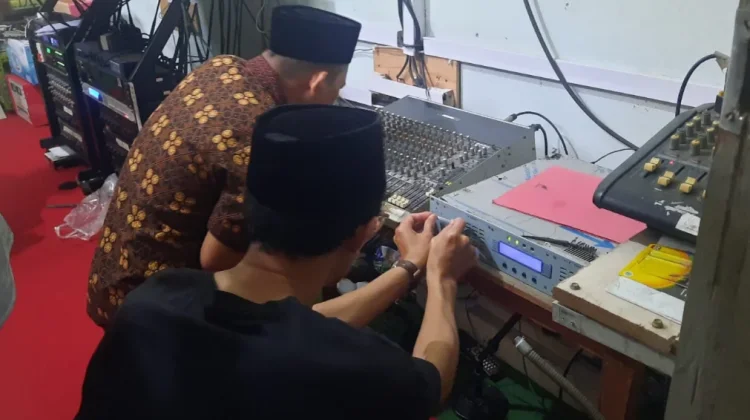 Teknisi RRI Sungailiat Data Peralatan Siaran di Masjid Agung Sungailiat