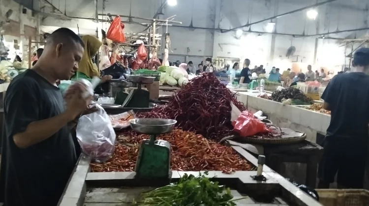 Harga Cabai Besar Pasar Sungailiat Turun Kisaran Rp30 Ribu per Kilogram