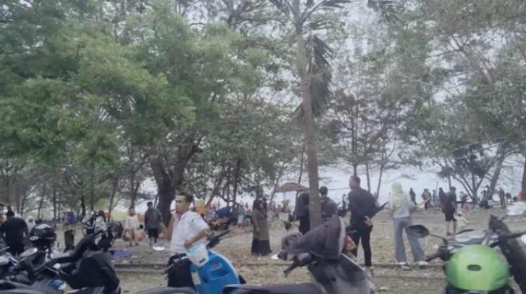 Pantai Matras Padat di Penghujung Libur Lebaran