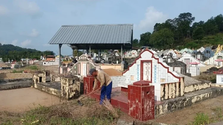 Warga Tionghoa Bersihkan Makam Leluhur jelang Ceng Beng