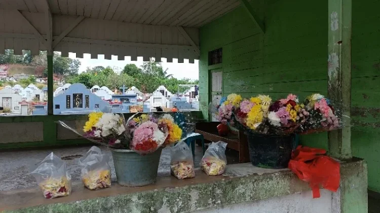 Tradisi Bawa Bunga ke Makam Leluhur pada Perayaan Ceng Beng