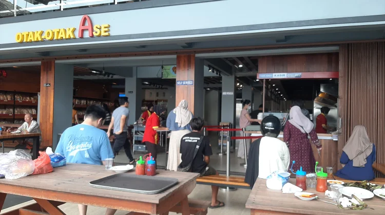 Wisata Kuliner Otak-Otak Ramai Dikunjungi Wisatawan saat Libur Panjang