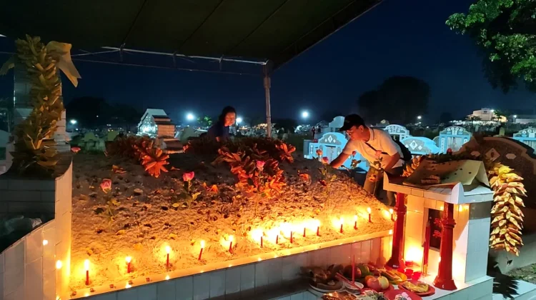 Warga Tionghoa Rayakan Cheng Beng di TPU Sentosa Pangkalpinang
