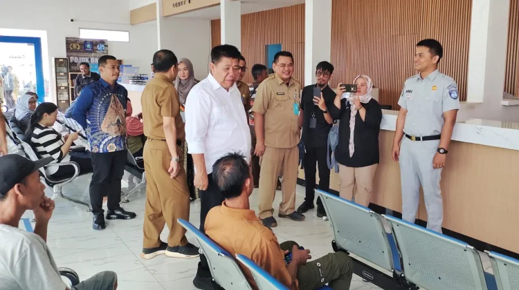 Gubernur Babel Tinjau Langsung Pelayanan di Samsat Belitung  RRI.CO.ID