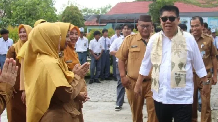 Tak Lagi 'Satu Atap', Pasutri Terpisah Pulau Eksiskan pada Pengabdian Guru