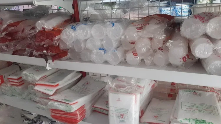 Pelaku UMKM di Sungailiat Tertekan Akan Kenaikan Harga Plastik