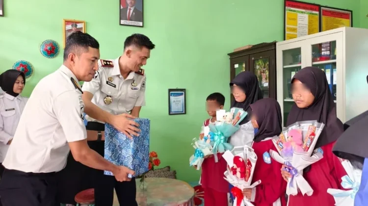 Lapas Tanjungpandan Salurkan Bansos ke SDN 2 Badau