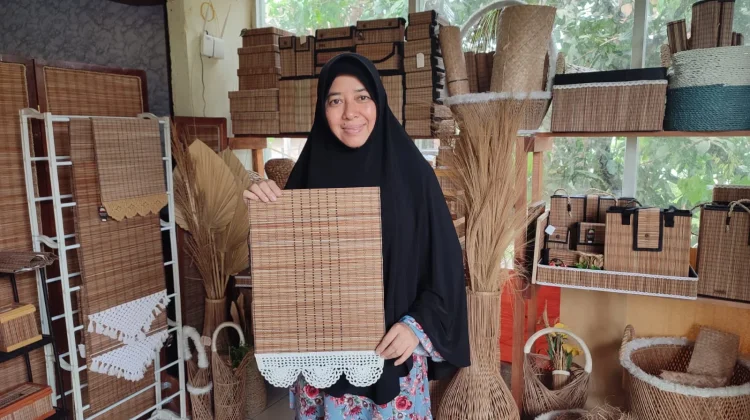Buaya Jadi Tantangan Usaha Kerajinan Lidi Nipah