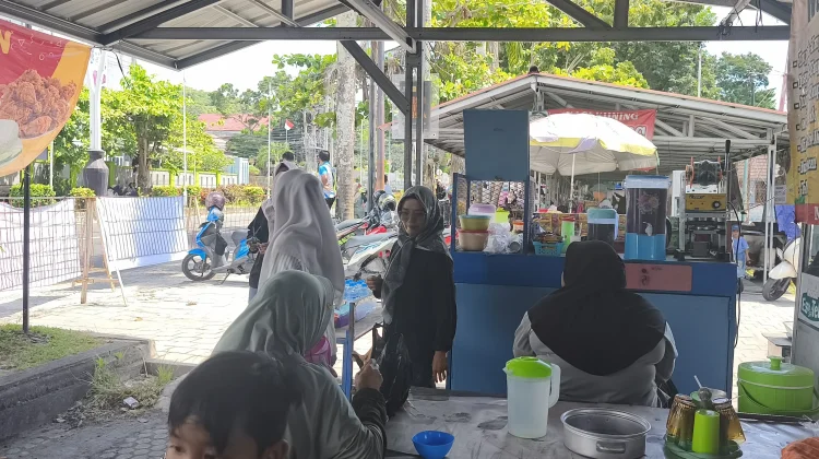 Tak Padat Penonton, Pedagang Tetap Raup Rezeki