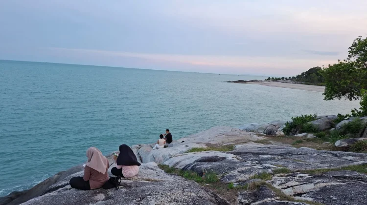 Sore Hari di Pantai Batu Ketak, Warga Pilih Bersantai di Atas Batu